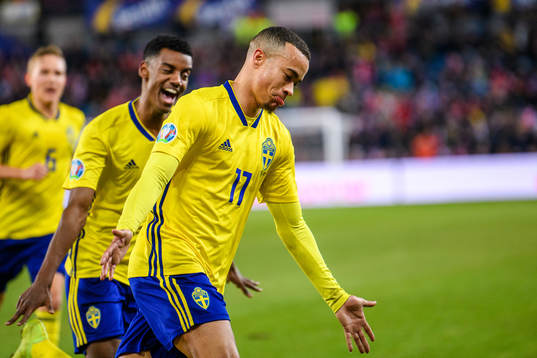 Robin Quaison of Sweden celebrates the 2-2 goal