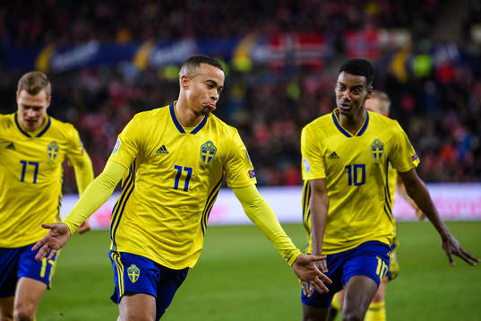 Robin Quaison of Sweden celebrates the 2-2 goal with Viktor