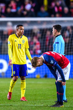 Robin Quaison of Sweden and Martin Ødegaard of Norway