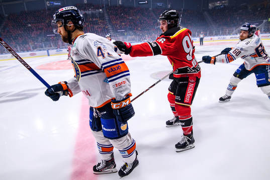 Växjös Nichlas Hardt och Erik Josefsson i en kamp mot