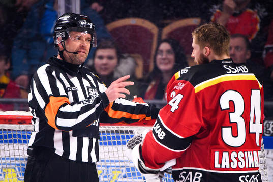 Domare Patrik Sjöberg och Luleås målvakt Joel Lassinantti