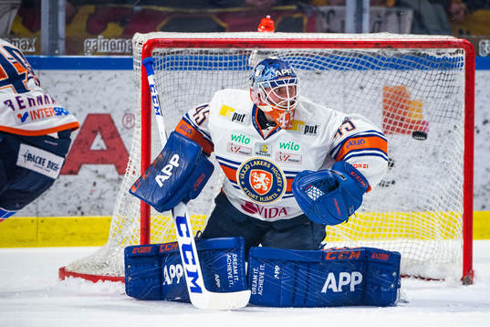 Luleås Isac Lundeström (ej i bild) gör 2-0 på Växjös