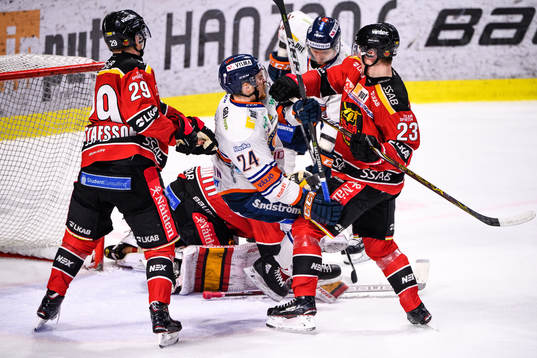 Växjös Brendan Shinnimin oroar framför  Luleås Erik