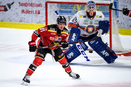 Luleås Austin Farley och Växjös målvakt Viktor Andrén