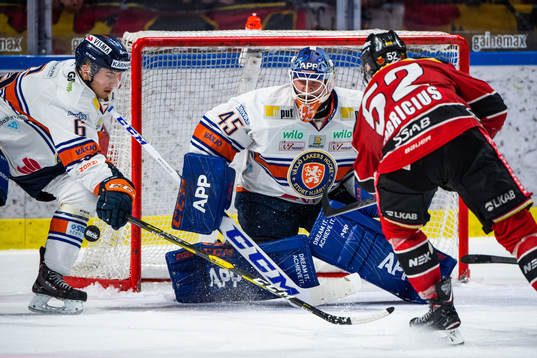 Växjös målvakt Viktor Andrén och Luleås Karl Fabricius