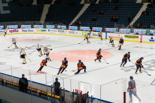 Skellefteå och Djurgårdens spelare värmer upp