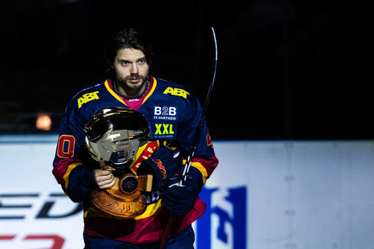 Djurgårdens Jacob Josefson mottar SHLs Guldhjälm