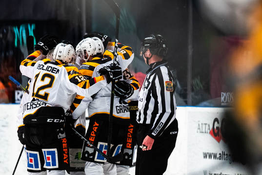 Skellefteås Albin Eriksson jublar med lagkamrater
