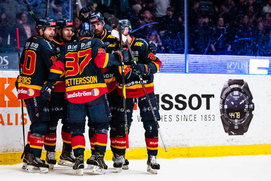 Djurgårdens Dick Axelsson jublar med lagkamrater