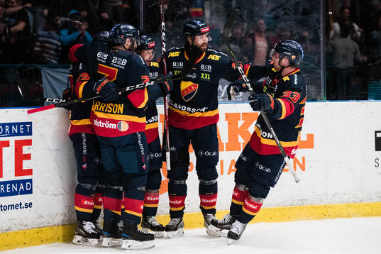 Djurgårdens Sebastian Strandberg (v) jublar