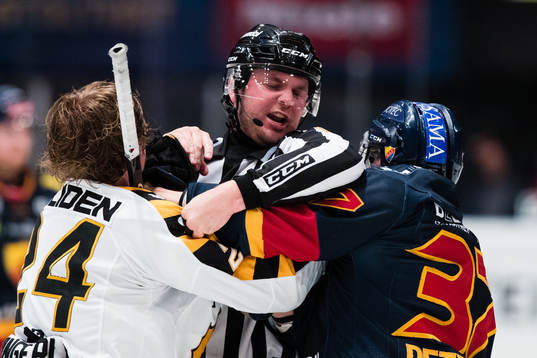 Linjedomare Daniel Persson särar på Skellefteås Andreas
