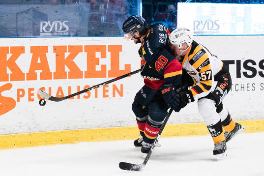 Djurgårdens Jacob Josefson i kamp om pucken med