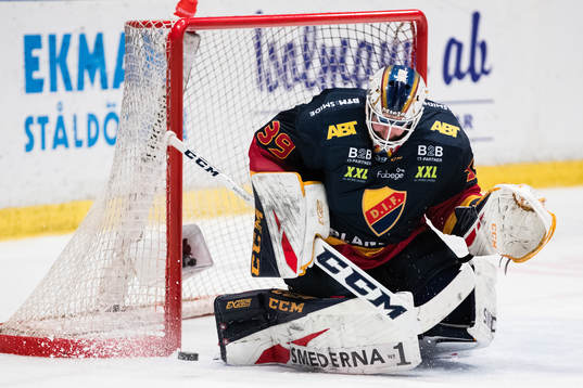 Djurgårdens målvakt Adam Reideborn med en räddning