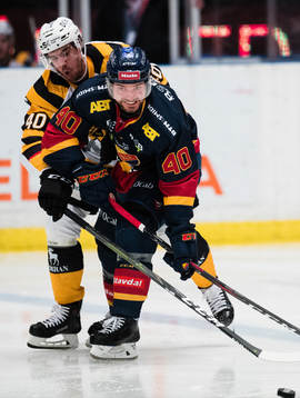 Skellefteås Bud Holloway i kamp om pucken med Djurgårdens