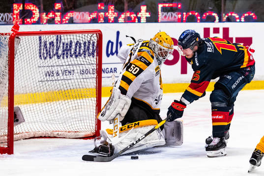 Djurgårdens Jakob Lilja och Skellefteås målvakt Mantas