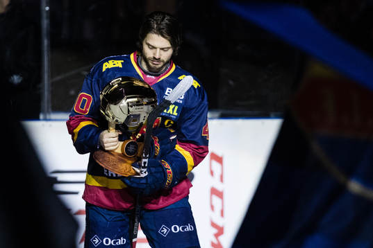 Djurgårdens Jacob Josefson mottar SHLs Guldhjälm innan