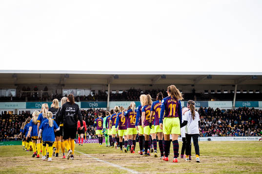 The players enter the pitch