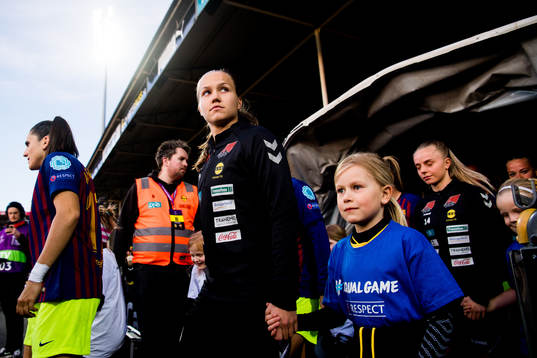Guro Reiten of LSK Kvinner enters the pitch