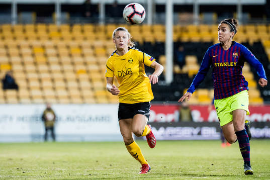 Synne Skinnes Hansen of LSK Kvinner and Melanie Pérez of