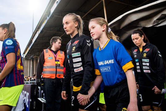 Anja Sønstevold of LSK Kvinner enters the pitch