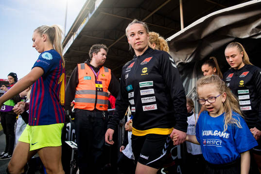 Therese Sessy Åsland of LSK Kvinner enters the pitch