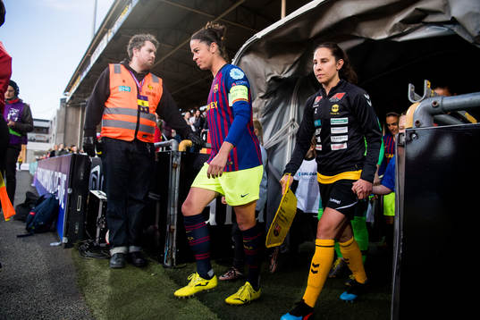 Marta of Barcelona and Ingrid Moe Wold of LSK Kvinner enter