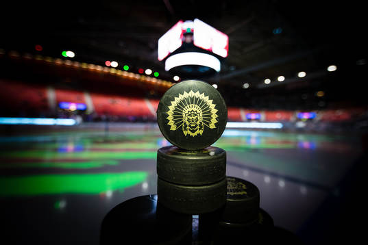 Puckar staplade vid sargkanten innan kvartsfinal 3 i