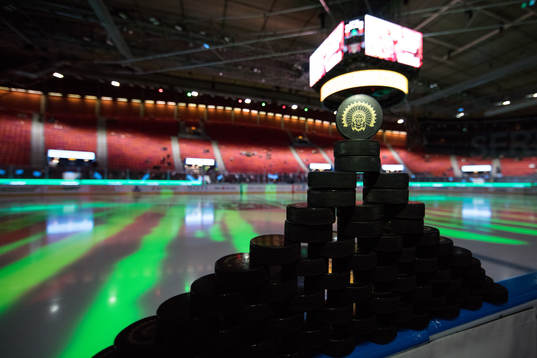 Puckar staplade vid sargkanten innan kvartsfinal 3 i