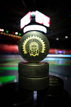 Puckar staplade vid sargkanten innan kvartsfinal 3 i