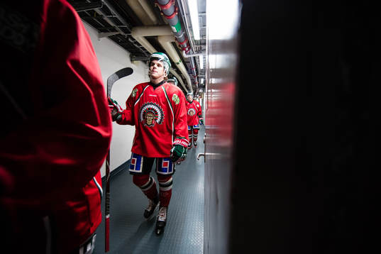 Frölundas Samuel Fagemo på väg ut för värmning innan