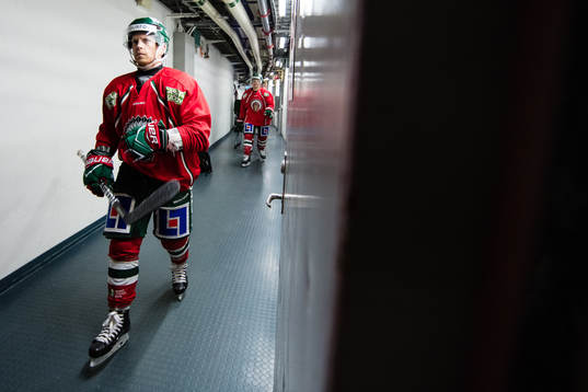 Frölundas Ryan Lasch på väg ut för värmning innan