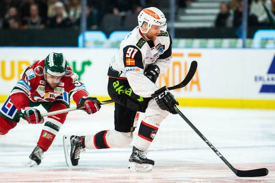 Frölundas Mats Rosseli Olsen och Malmö Redhawks Max Görtz