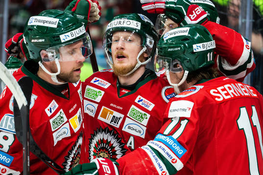Frölundas Simon Hjalmarsson jublar med lagkamrater