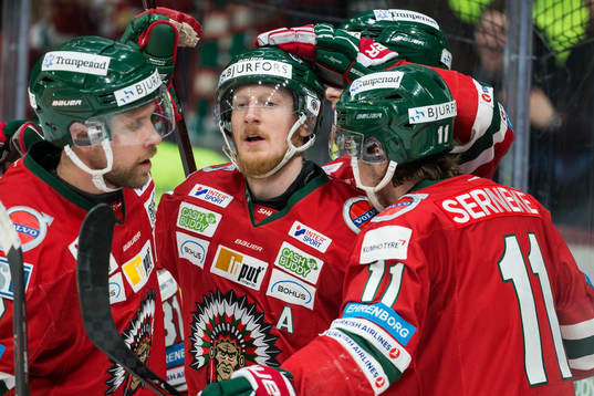 Frölundas Simon Hjalmarsson jublar med lagkamrater