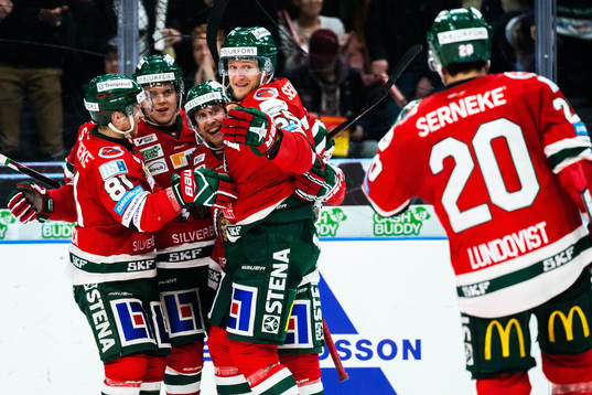 Frölundas Chay Genoway jublar med lagkamrater