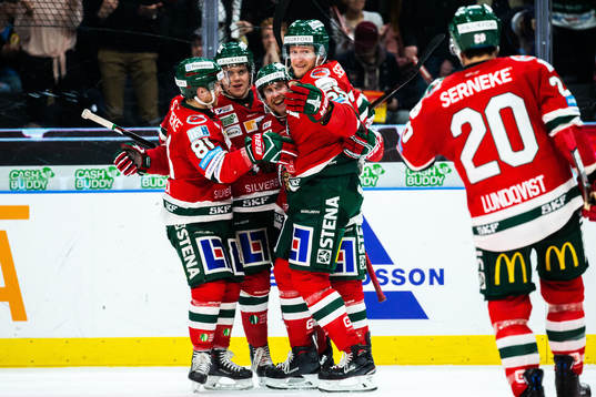 Frölundas Chay Genoway jublar med lagkamrater