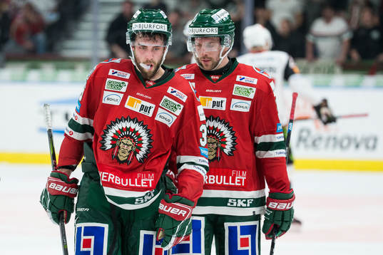 Frölundas Brandon Gormley leds till båset av Anders