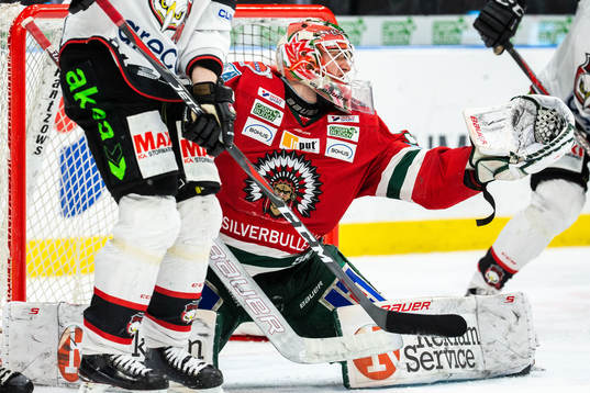 Frölundas målvakt Johan Mattsson med en räddning
