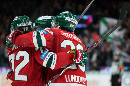 Frölundas Joel Lundqvist jublar med lagkamrater