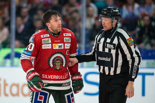 Frölundas Joel Lundqvist lämnar isen