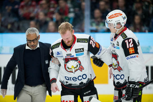 Malmö Redhawks Jens Olsson leds av isen