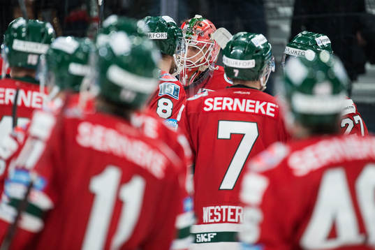 Frölundas spelare omfamnar målvakt Johan Mattsson