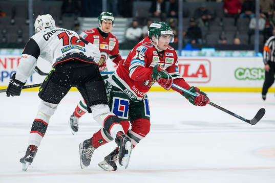 Malmö Redhawks Linus Cronholm tacklar Frölundas Oliwer
