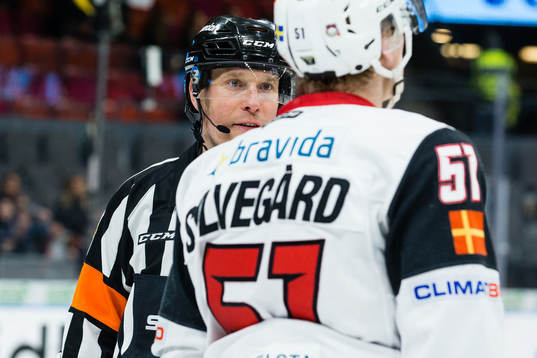 Domare Mikael Holm pratar med Malmö Redhawks Emil