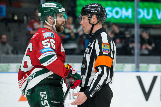 Domare Mikael Holm pratar med Frölundas Jonathan Sigalet