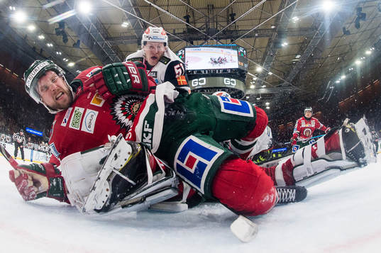Frölundas Viktor Ekbom faller över sin målvakt Johan