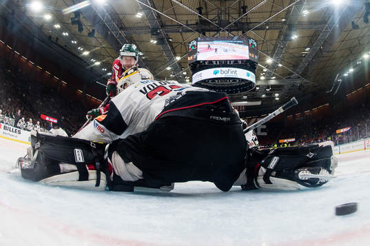Frölundas Joel Lundqvist skjuter 6-2 bakom Malmö Redhawks