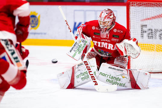 Timrås målvakt Niklas Svedberg värmer upp