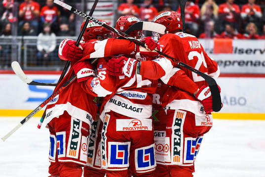 Timrås Hampus Larsson jublar med lagkamrater