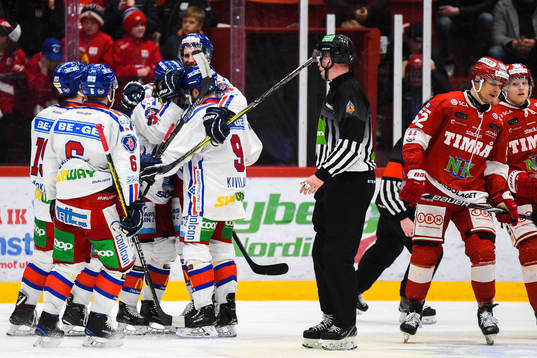 Oskarshamns Janne Kivilahti jublar med lagkamrater